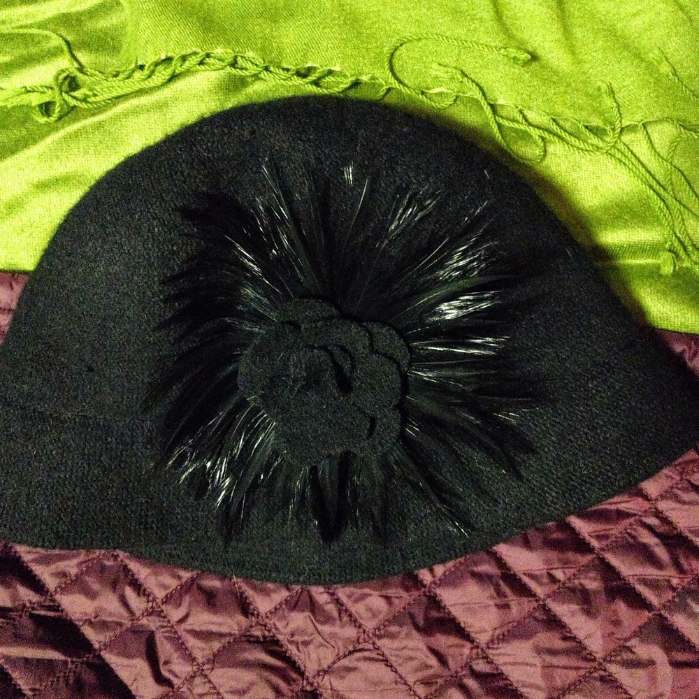 Black Feathered Flower Wool blend hat